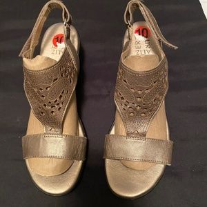 Naturalizer Size 10 Sandals with Cut-Out Design